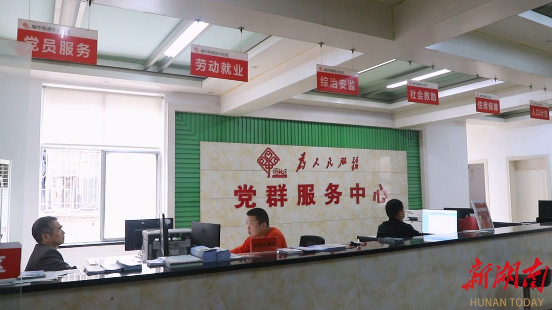 东兴社区安装消防提示牌  筑牢安全防线