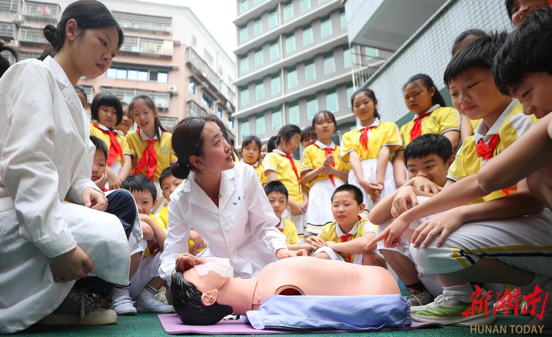 南华大学志愿者进小学开展急救培训