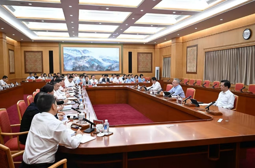 沈晓明围绕扩大高水平对外开放主持召开“十五五”规划专题调研座谈会