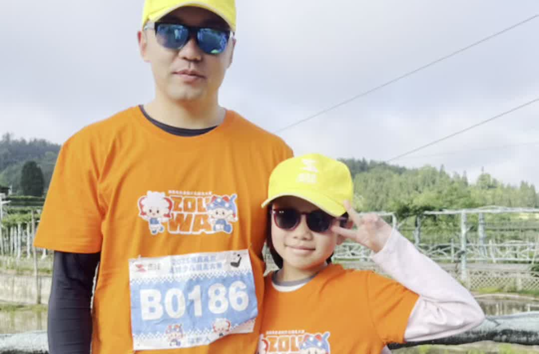 “简简单单，我爸经常带我徒步”，体育老师带女儿参加凤凰走娃