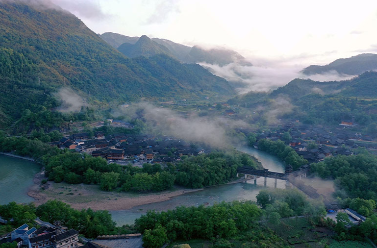 土家山寨晨雾美