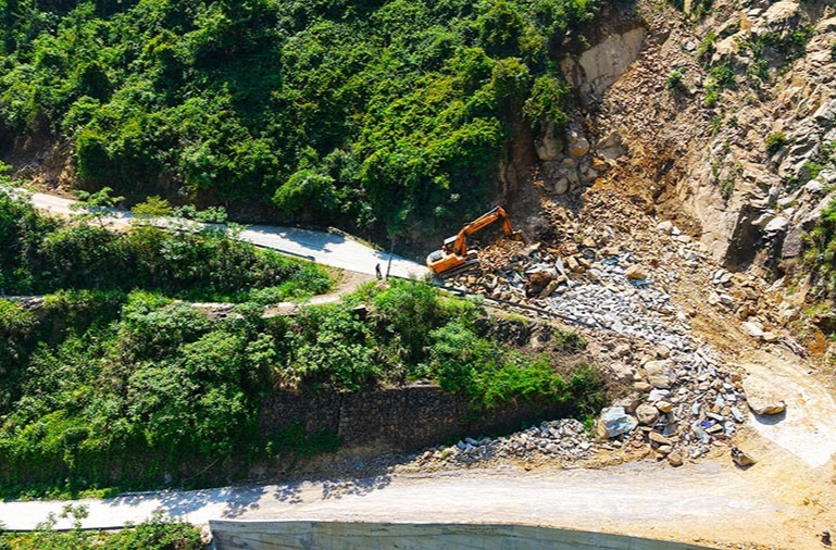抢修盘山公路