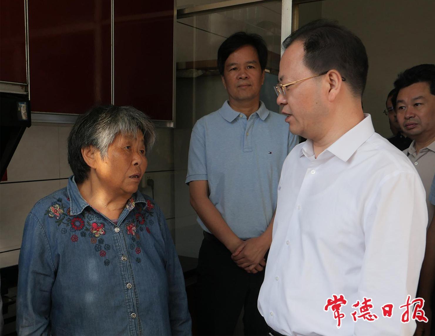 周振宇前往武陵区芦荻山乡和常德市民之家调研