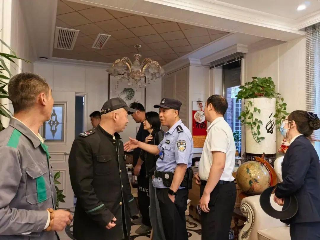 北京一居民困电梯2天 被快递小哥发现获救