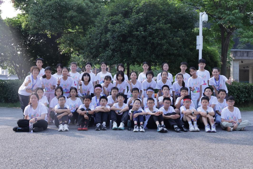 与校长一道坚守八年，溁小少年“为爱奔跑”