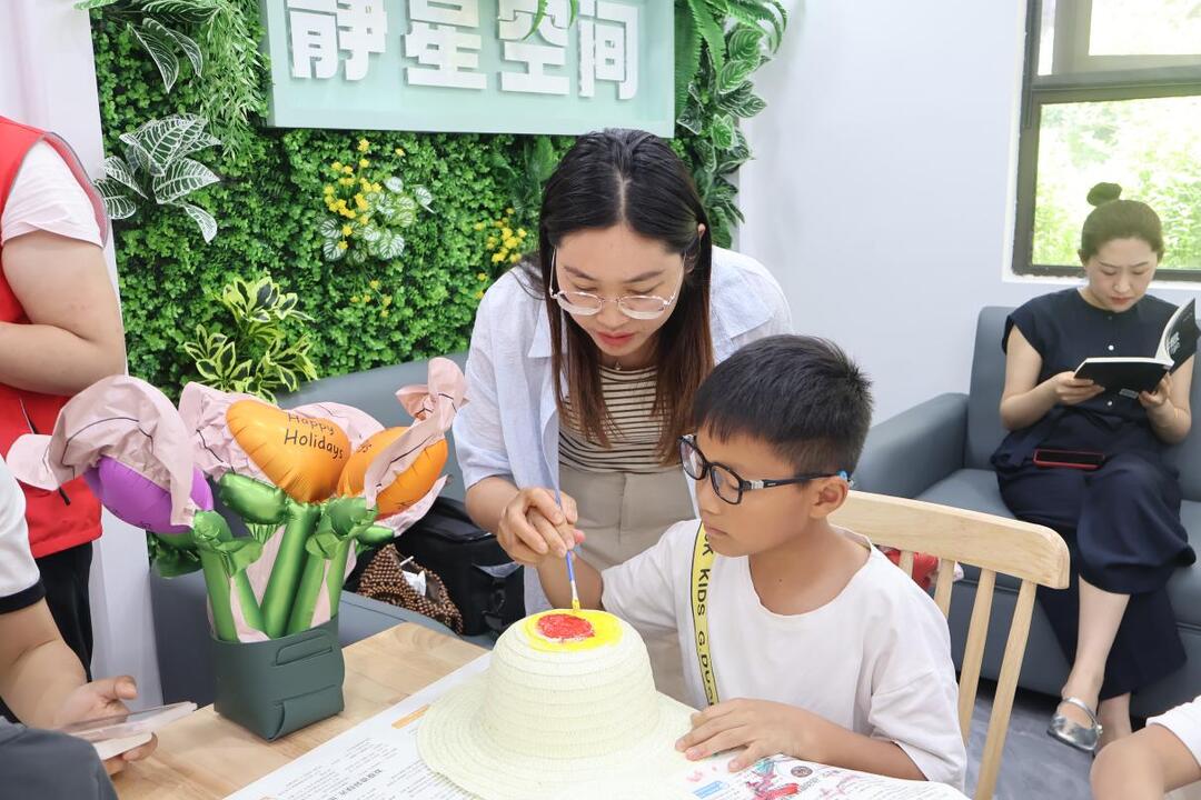 童心绘爱传家风 草帽生花谢母恩