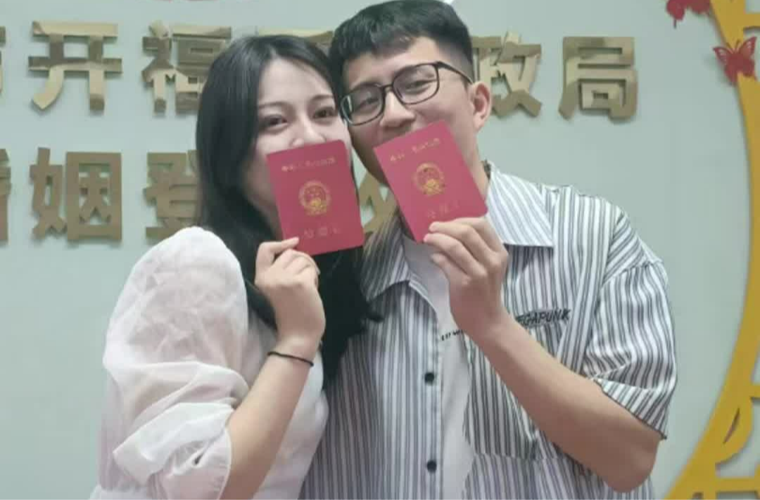 告别户口本，婚姻登记实现“全国通办” 广西夫妻在长沙补领了结婚证