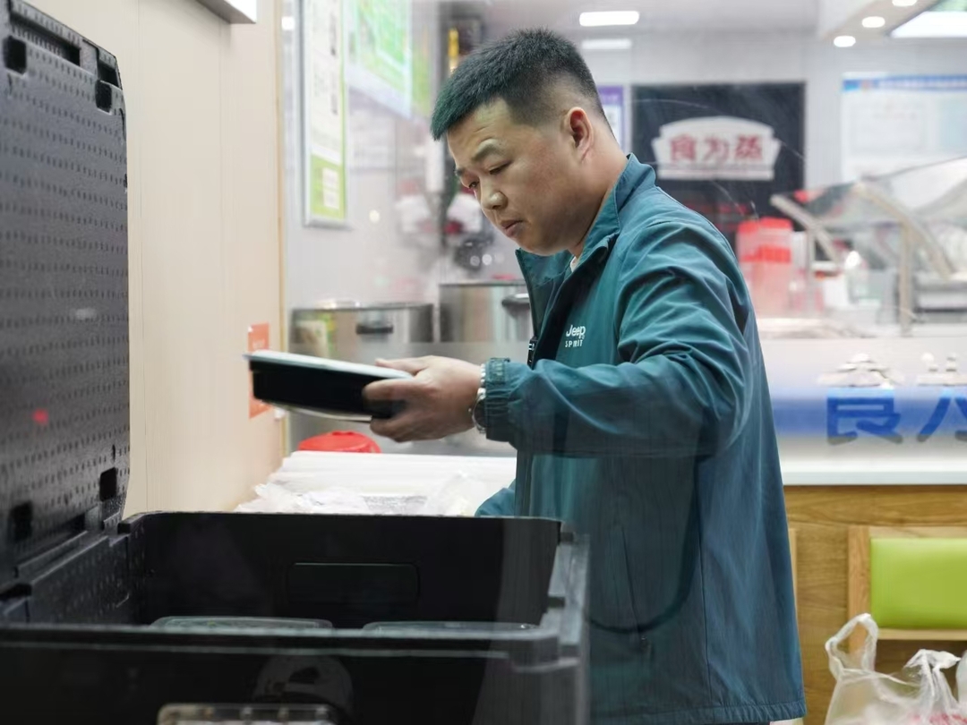 “让更多人感知到世界的温暖” 怀化一餐馆老板用一份盒饭温暖一座城@湖南日报要闻头条