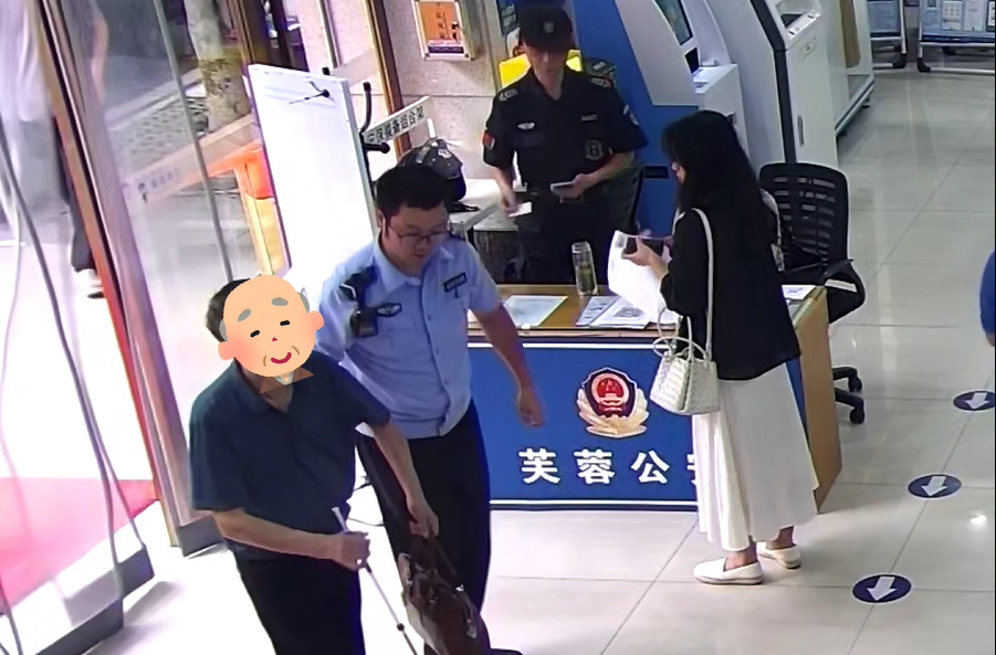 “小”窗口，“大”民生｜视障老人补办身份证，长沙民辅警暖心守护
