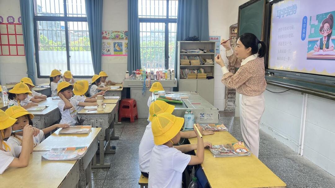 新田县晓日幼儿园赴新田县龙泉第三完全小学开展参观活动