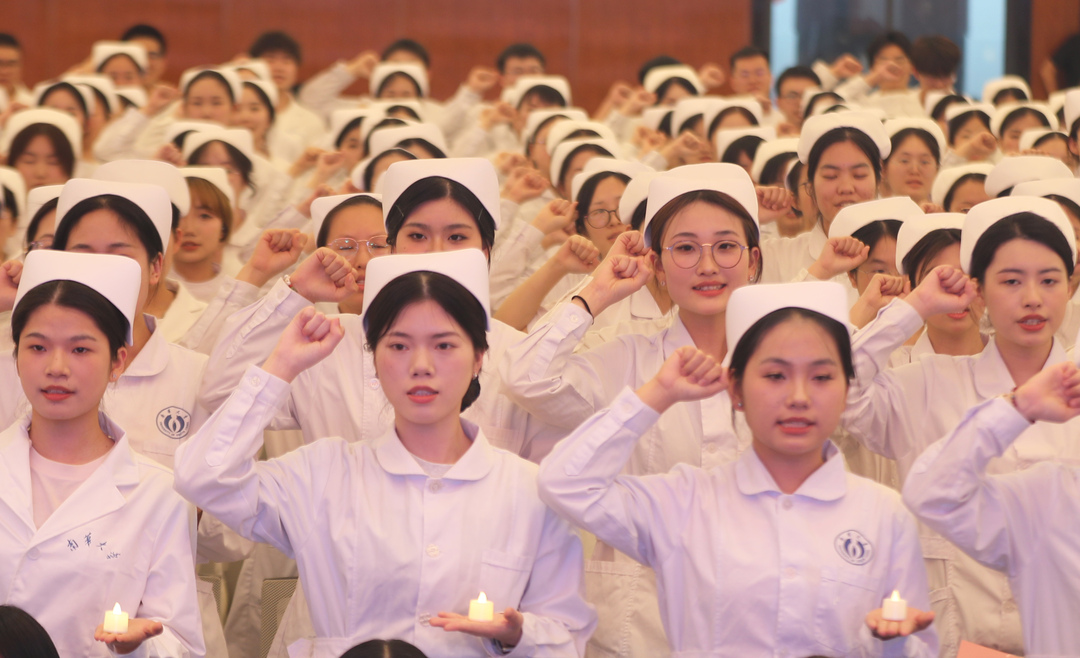 南华大学：授帽传灯庆祝护士节