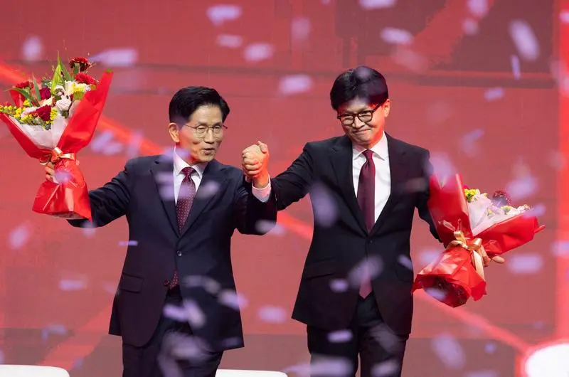 5月3日，在韩国高阳举行的韩国国民力量党大会上，国民力量党前党首韩东勋（右）祝贺金文洙竞选成功。