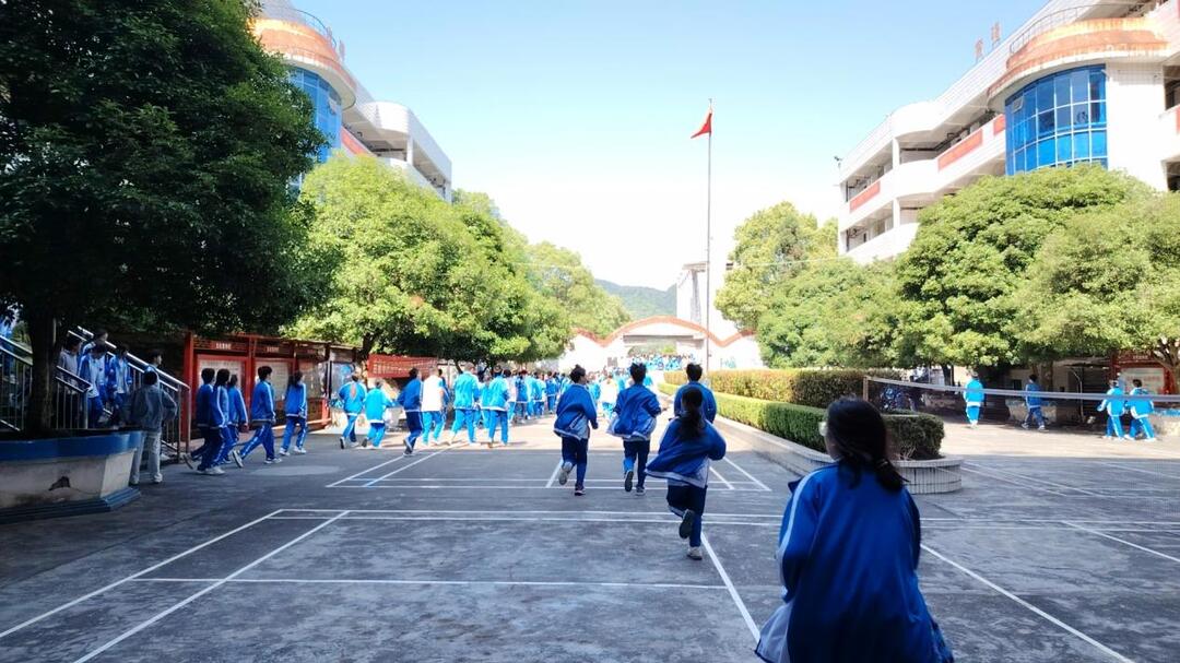吉首市民族中学开展应急疏散演练