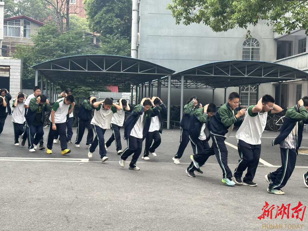 安乡县深柳中学开展防震应急疏散演练