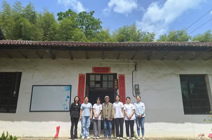 湖南幼专师生走访乡村教育工作者胡升校
