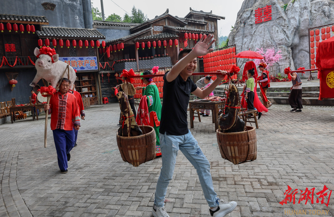 游客与村民同乐