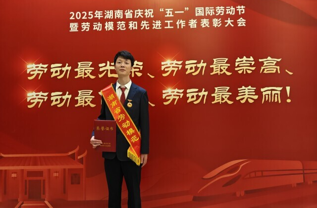 时代脊梁｜李学锋：数据洪流中的有为隐者