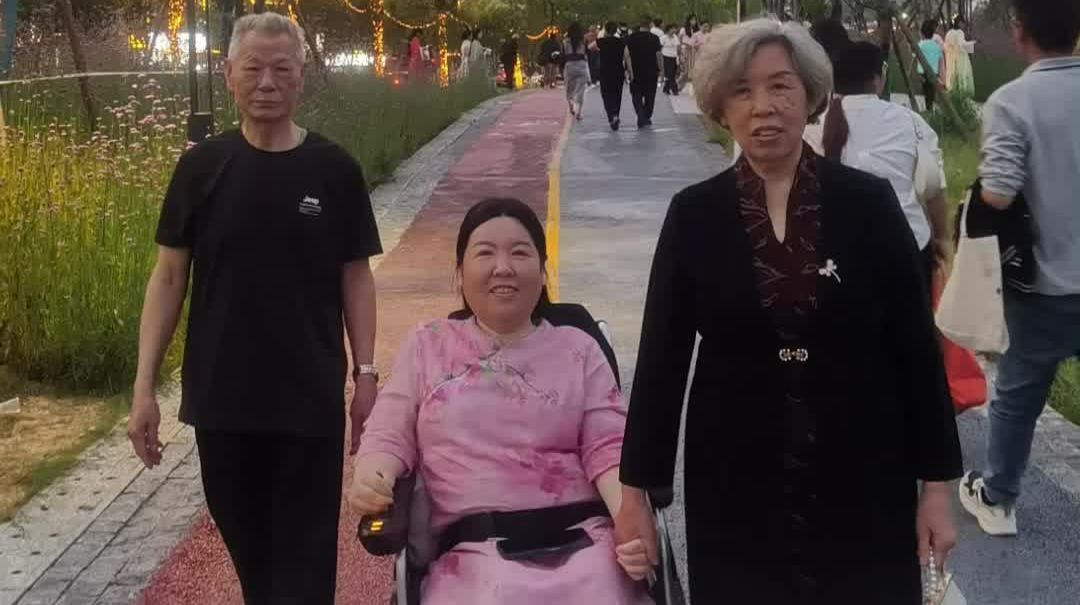 26℃丨轮椅上的“天使”：能治病救人是最快乐的事
