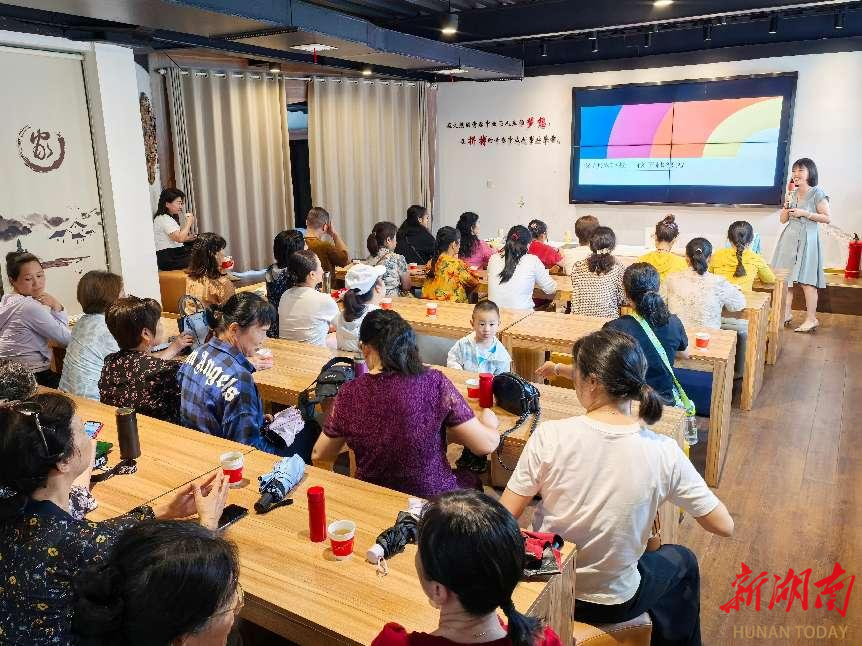 长沙咸嘉新村社区：开展“父母越轻松 孩子越努力”家庭教育讲座