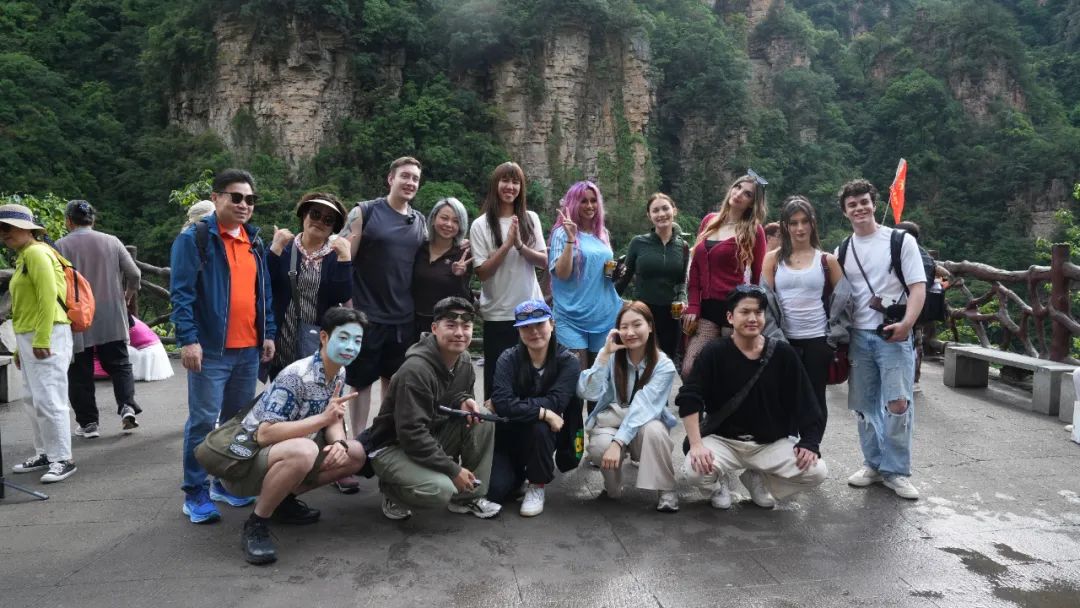 海外网红打卡张家界 向世界分享中国山水之美