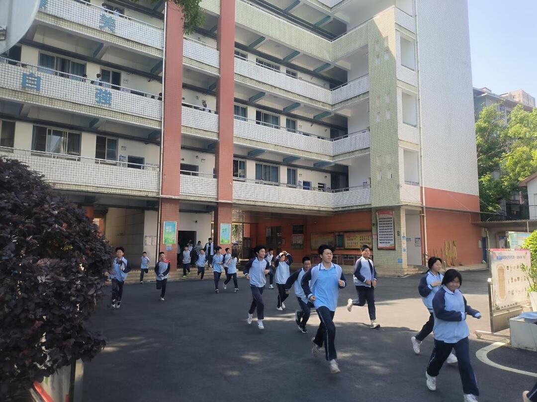 株洲市芦淞区体育路中学开展防震疏散演练活动