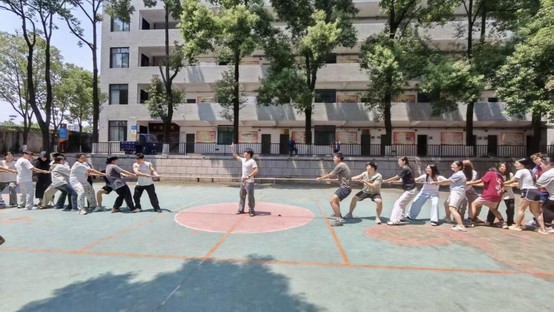 长沙民政职业技术学院民政与社会工作学院顺利举办“力拔山河，‘绳’彩无限”拔河比赛