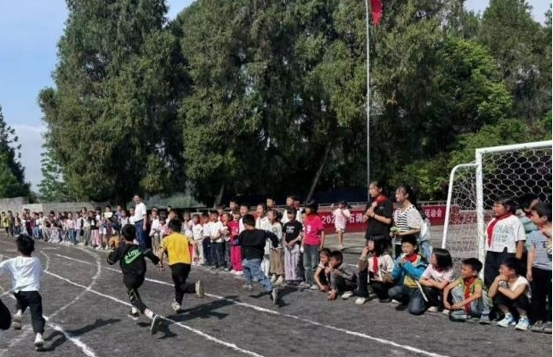 龙山县石牌镇中心小学举办春季运动会