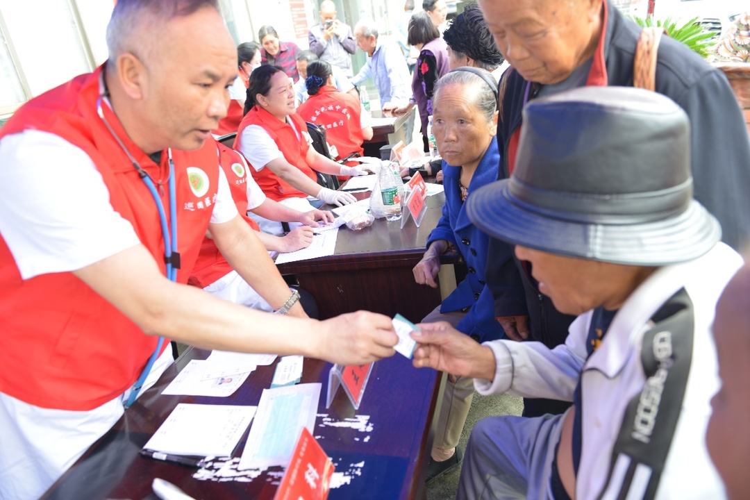 桑植县开展巡回医疗服务，便民卡架起健康桥梁