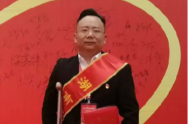 时代自强模范 | 杨育：单腿丈量高峰 无碍彰显大爱