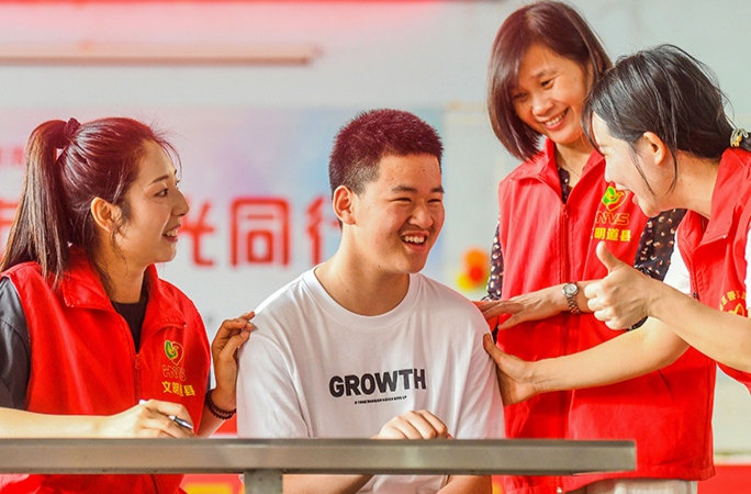 勇敢克服困难挑战 积极追求人生梦想