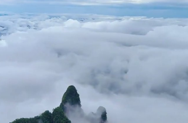 张家界天门山云海壮阔，宛如武侠世界