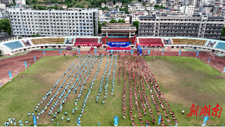 奔跑点亮青春坐标！吉首大学首届校马嘉年华1300师生竞逐校园地标赛道