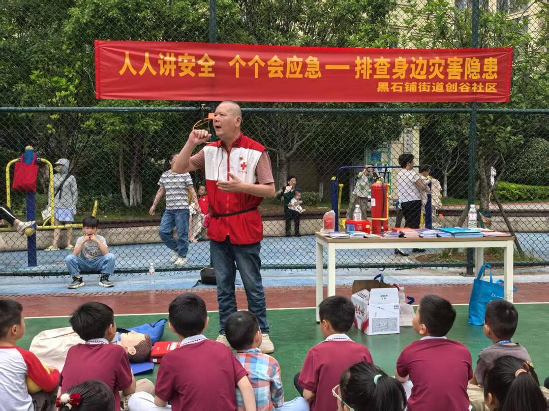 消防安全宣传进社区，百余名居民共绘平安家园