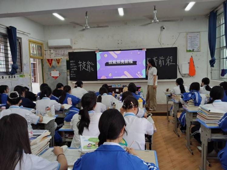 一技在手展风采，职教赋能谱新篇 ，怀化市旅游学校 2025 年职业教育周活动收官