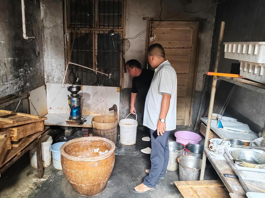 网格巡查取缔地下作坊 守护群众“舌尖安全”