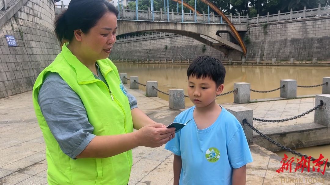 “阳光”巡河净滩 守护碧水清波
