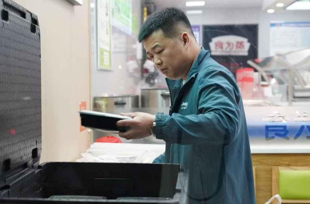 “让更多人感知到世界的温暖” 怀化一餐馆老板用一份盒饭温暖一座城@湖南日报要闻头条