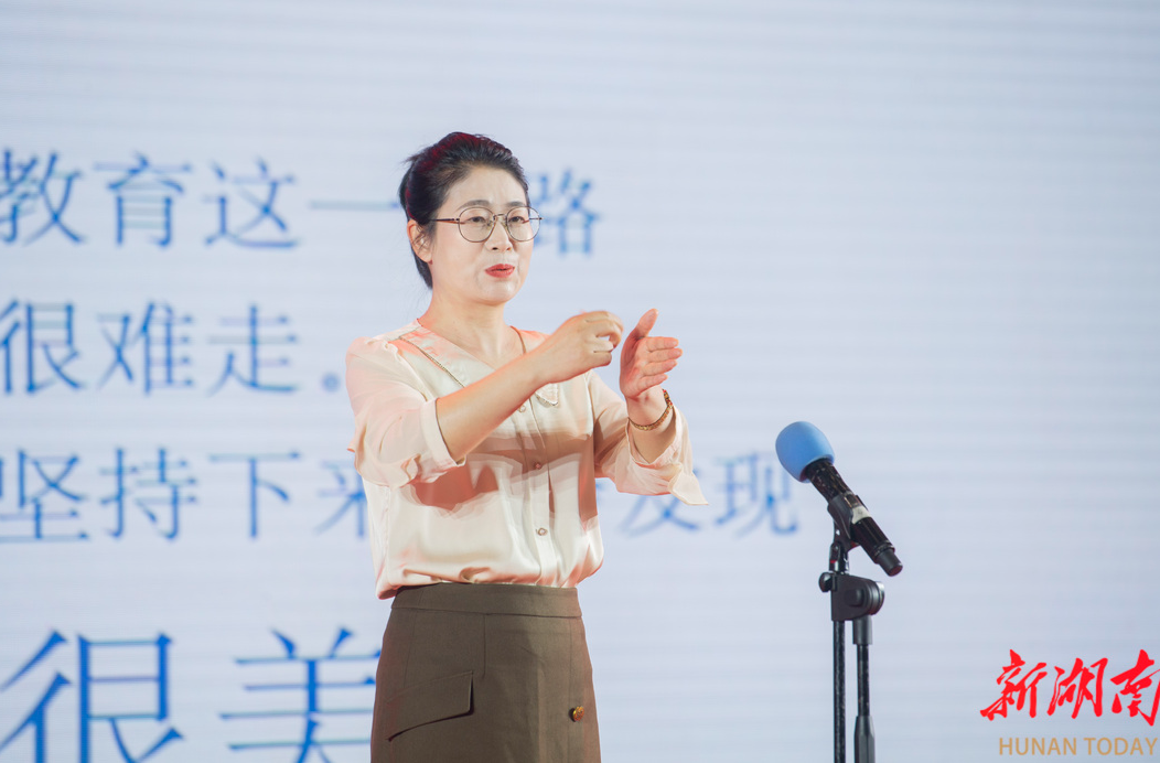 李康：落在肩头的粉笔灰，是最美的银河星辰|弘扬自强与助残精神① 