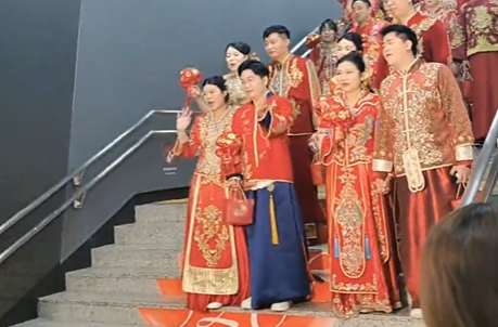 长沙惊现最豪华“婚车”！8对新人用地铁当婚车，仪式感拉满