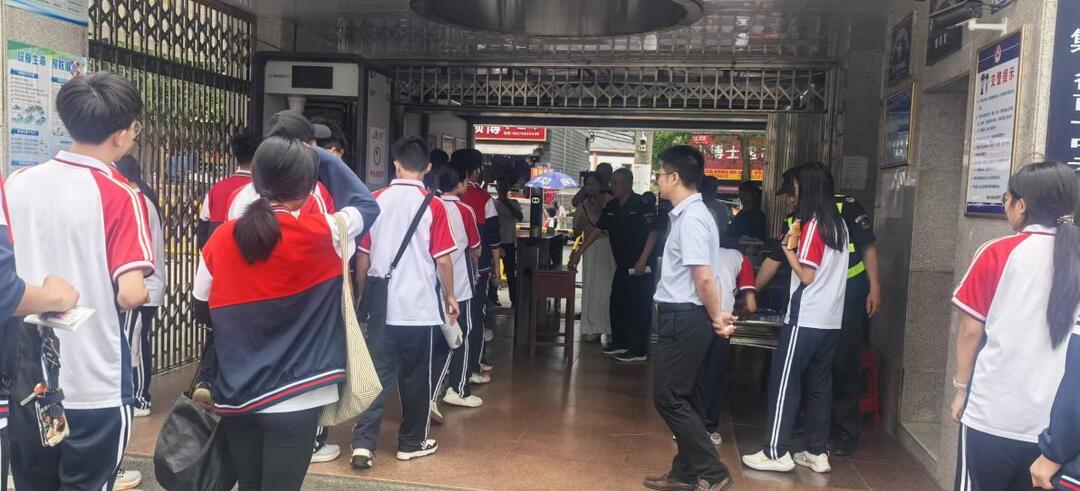 衡南县一中云集校区全面落实护学岗制度