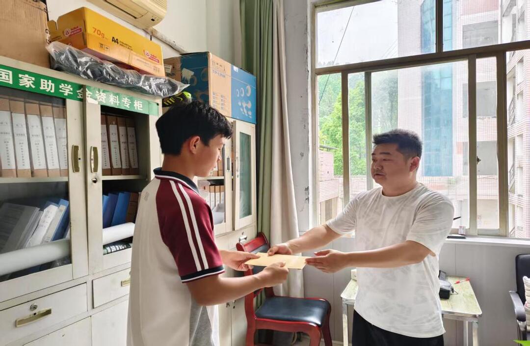 助学筑梦，温暖启航——2025年龙山职中教育基金助学金发放仪式