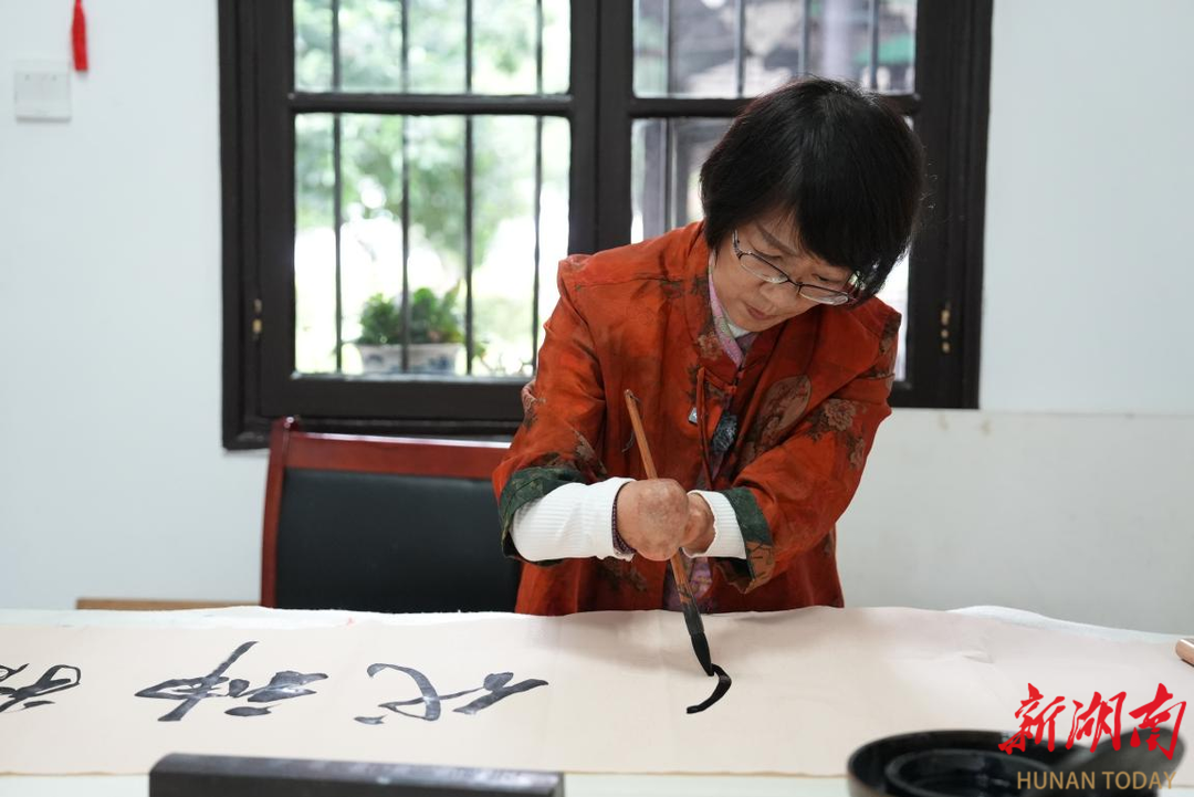 无手亦能写春秋，荒草亦可生芬芳——记当代“活雷锋”谭荒芳