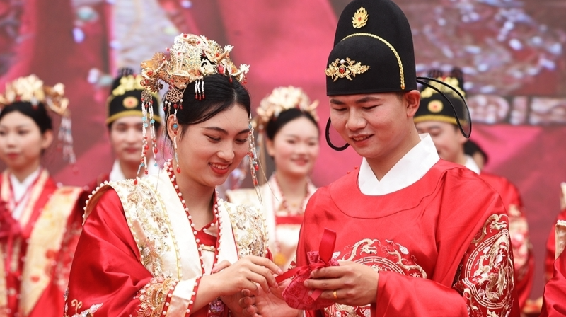 集体婚礼倡新风