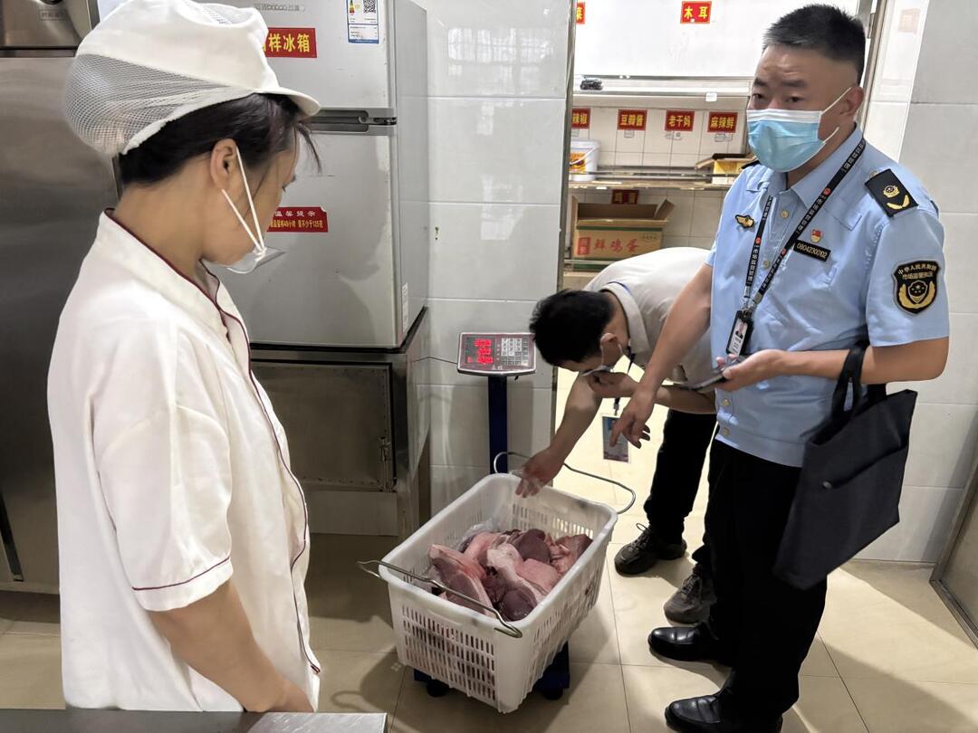桃江：“零点”突击校园食堂，守护学生舌尖上安全