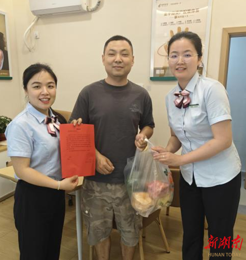 “这笔钱怎么飞走的?” 湘潭邮储银行员工破译扣款谜题挽回市民损失