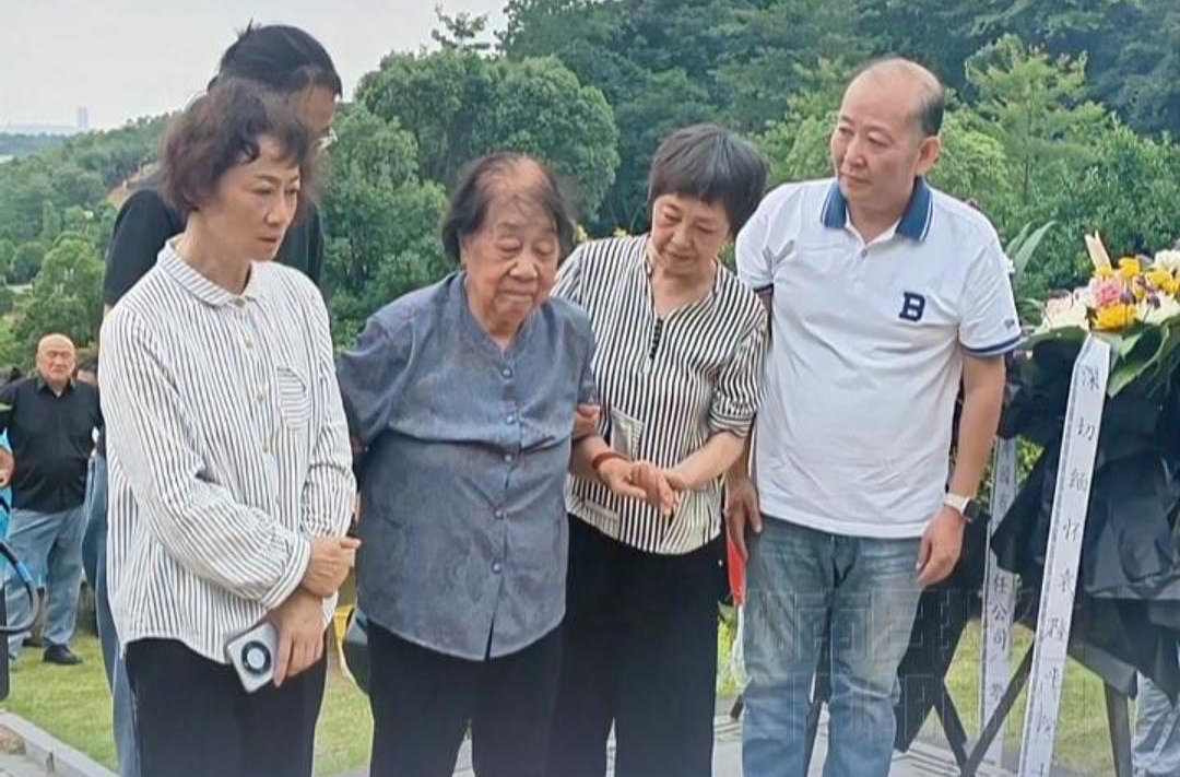 泪目，夫人邓则来看袁爷爷了 网友：步履蹒跚的奶奶好让人心疼