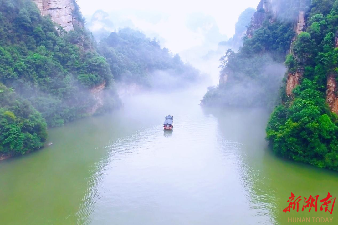 雨中宝峰湖：水墨氤氲间，双瀑争辉成奇观