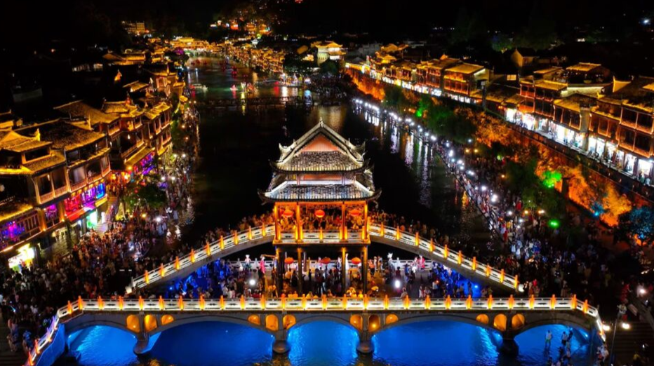 Fenghuang Ancient Town Sees a Surge in International Tourists