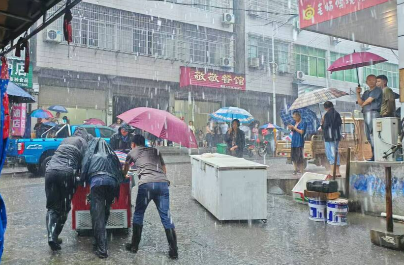 暴雨中的“生命接力”