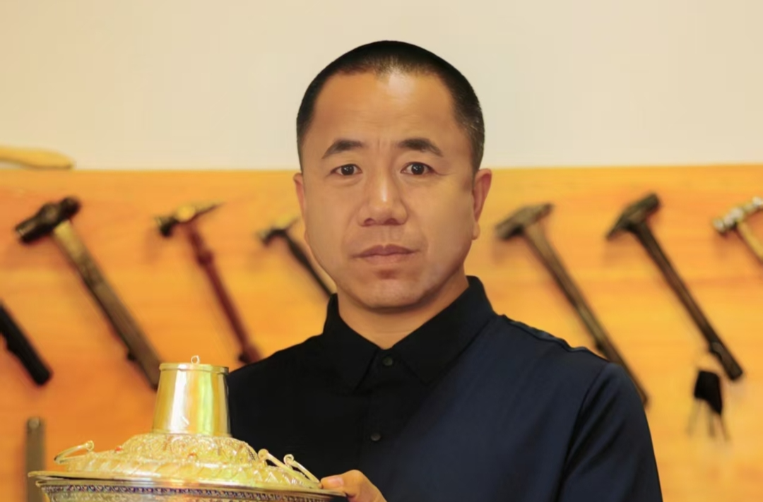 长江边的非遗守艺人⑨ | 王富邦：千锤万錾，让传统技艺“金”彩绽放